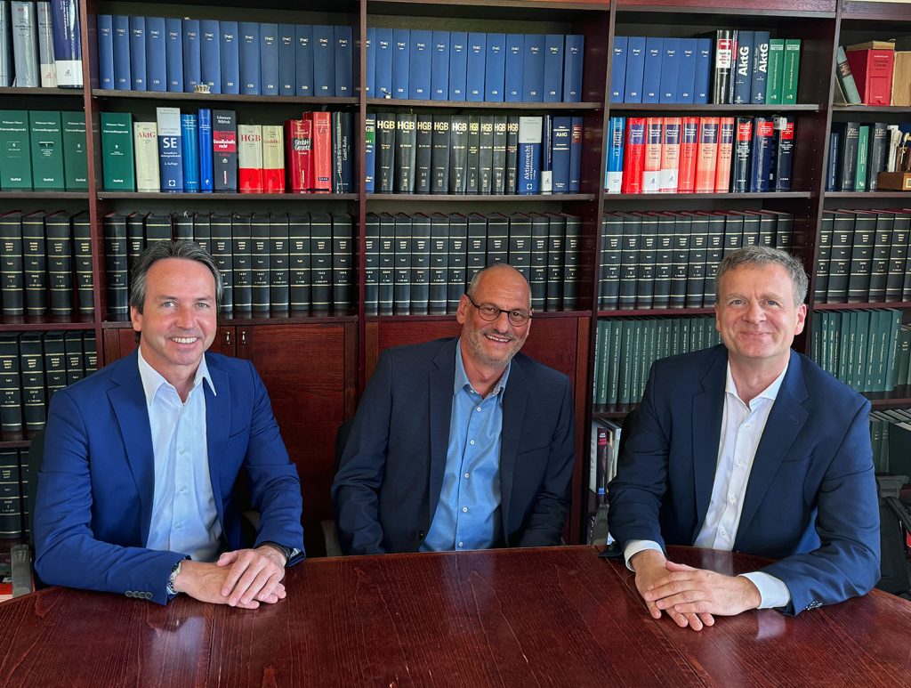 v.l.n.r: Markus Popp (Omexom), Andreas Glunk (Leukhardt Schaltanlagen GmbH) und Jens Roseneck (Actemium)