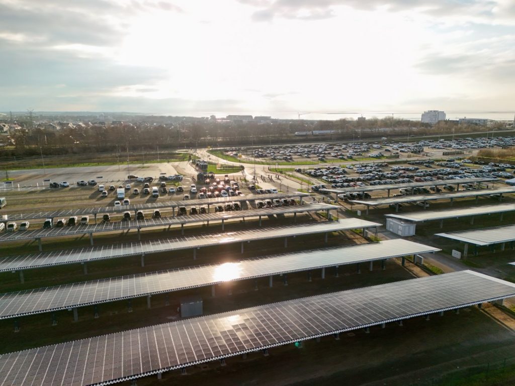 Der Frisia-Ladepark auf dem P2-Inselparkplatz im niedersächsischen Norddeich wird über die OPM-Box netzdienlich gesteuert und soll umzwei Batteriespeicher erweitert werden. (Foto: AG Reederei Norden-Frisia)