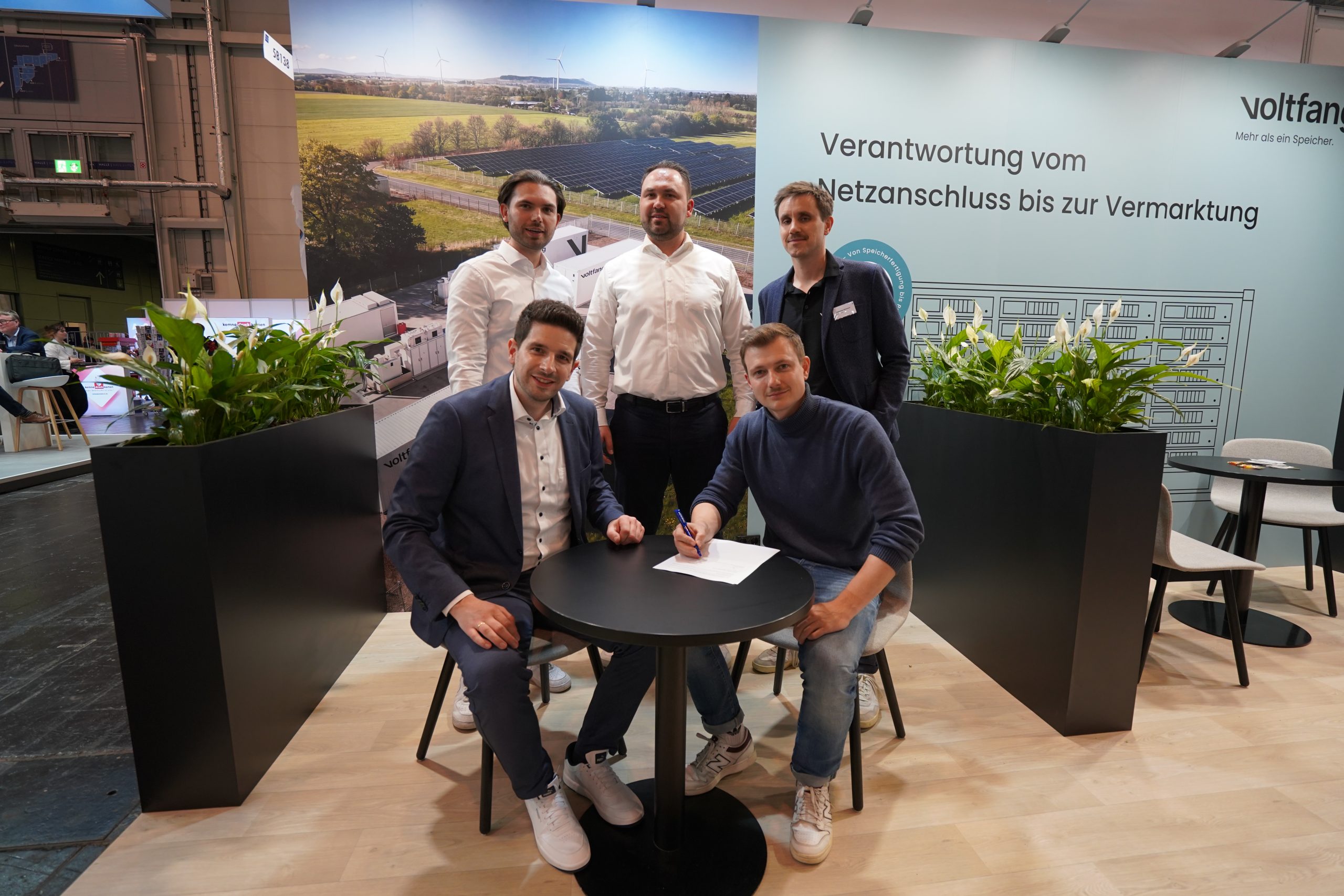 Abschluss der Kooperation zwischen OMEXOM und Voltfang auf der Messe